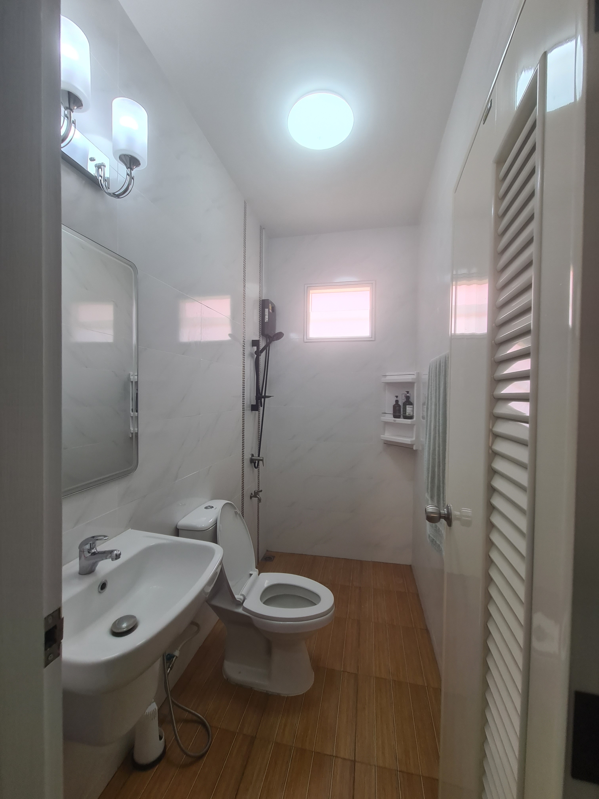 Fully furnished 2-bedroom house for sale in Bang Saray with mountain views, private parking, and easy access to Pattaya and Bangkok.