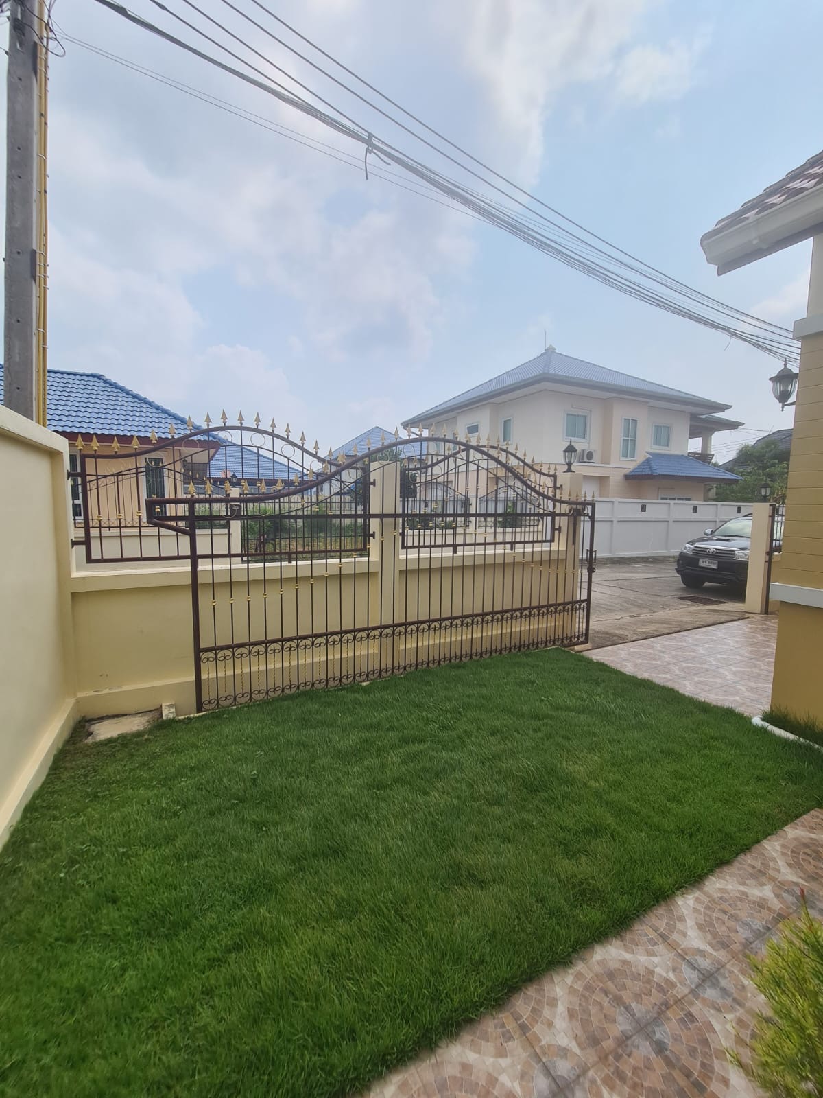 Fully furnished 2-bedroom house for sale in Bang Saray with mountain views, private parking, and easy access to Pattaya and Bangkok.