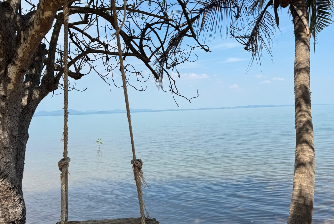 Scenic investment resort for rent in Koh Chang, Thailand – beachfront opportunity with bungalows, restaurant, and pool.