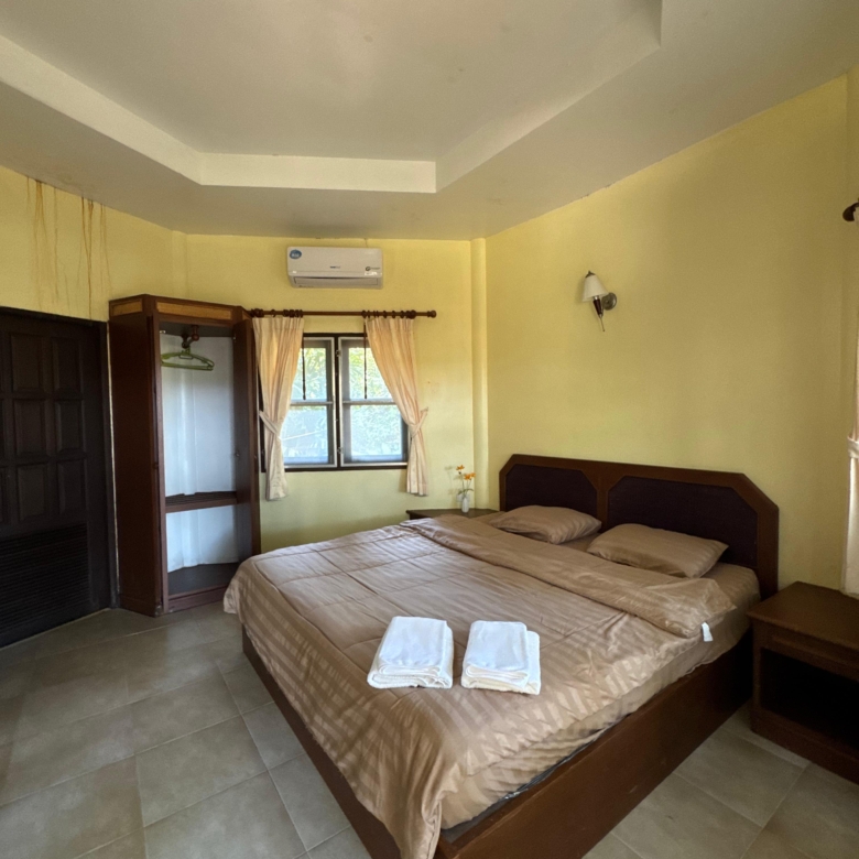 Scenic investment resort for rent in Koh Chang, Thailand – beachfront opportunity with bungalows, restaurant, and pool.