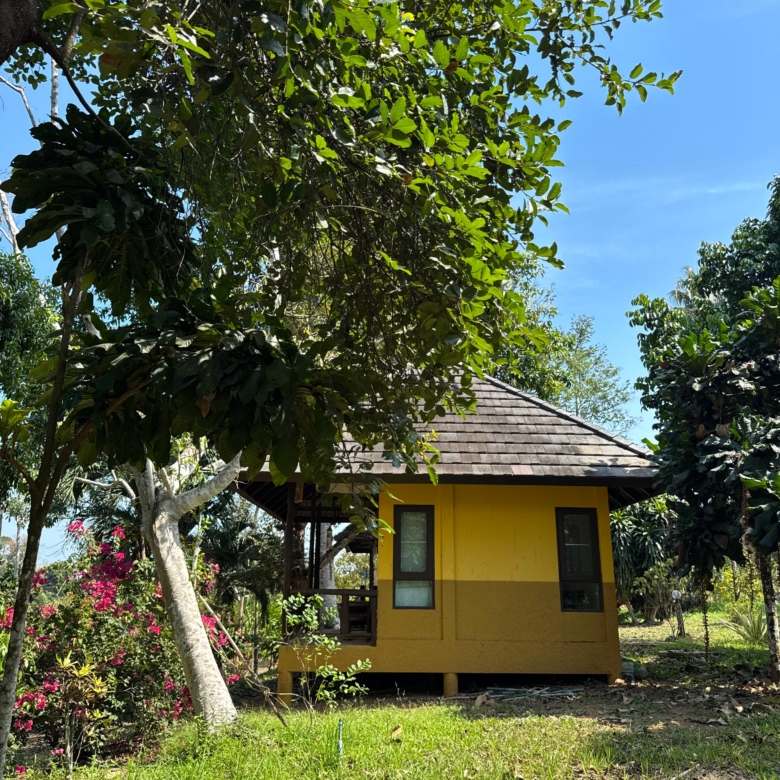 Scenic investment resort for rent in Koh Chang, Thailand – beachfront opportunity with bungalows, restaurant, and pool.