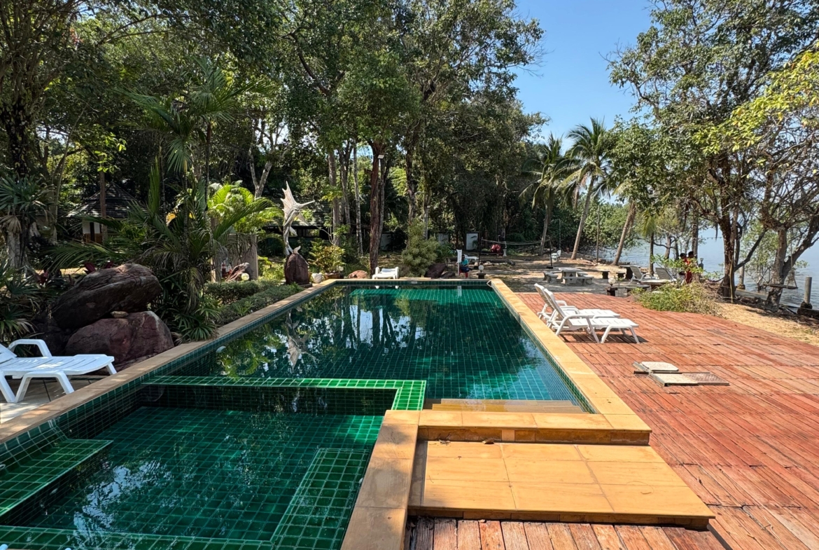 Scenic investment resort for rent in Koh Chang, Thailand – beachfront opportunity with bungalows, restaurant, and pool.