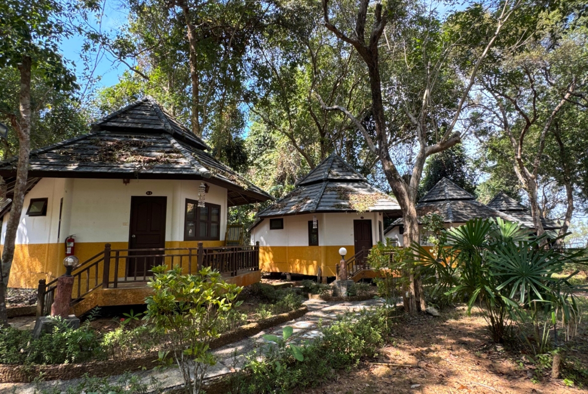 Scenic investment resort for rent in Koh Chang, Thailand – beachfront opportunity with bungalows, restaurant, and pool.