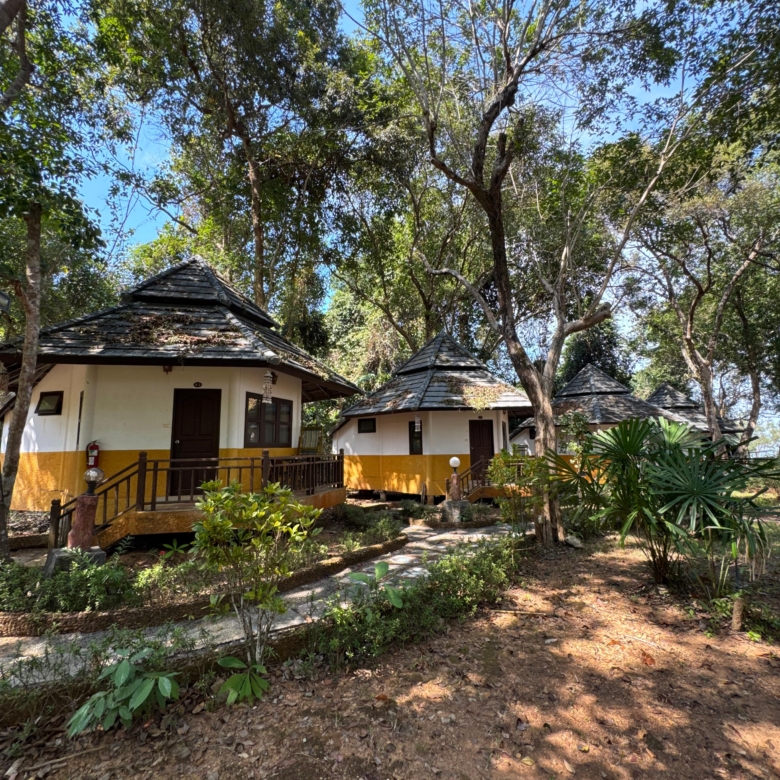 Scenic investment resort for rent in Koh Chang, Thailand – beachfront opportunity with bungalows, restaurant, and pool.