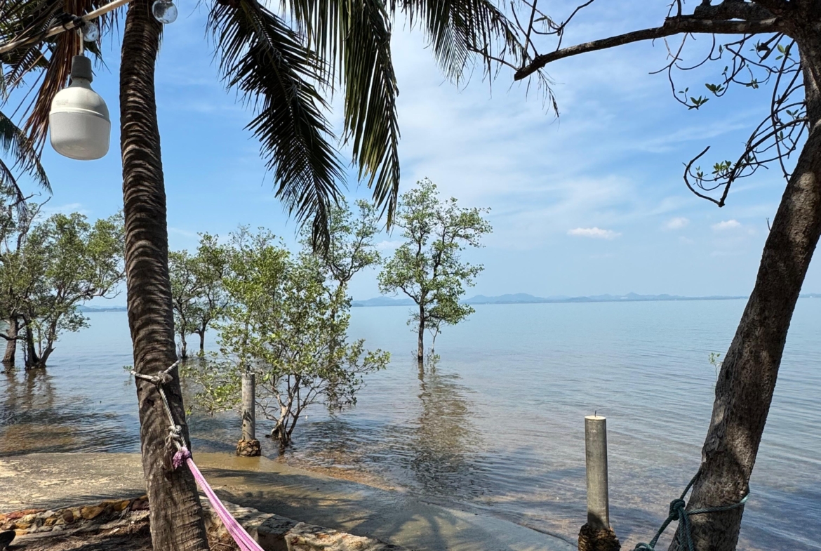 Scenic investment resort for rent in Koh Chang, Thailand – beachfront opportunity with bungalows, restaurant, and pool.