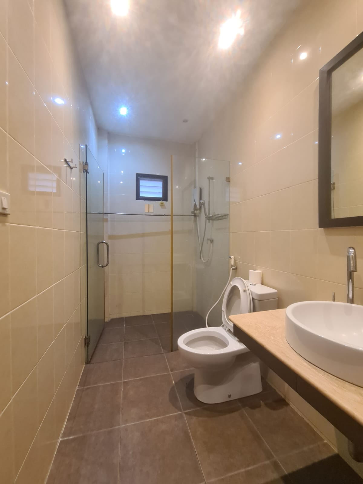 Fully furnished 1-bedroom and 2-bedroom hillside rental houses in KaiBae Beach, Koh Chang with balconies and private parking.