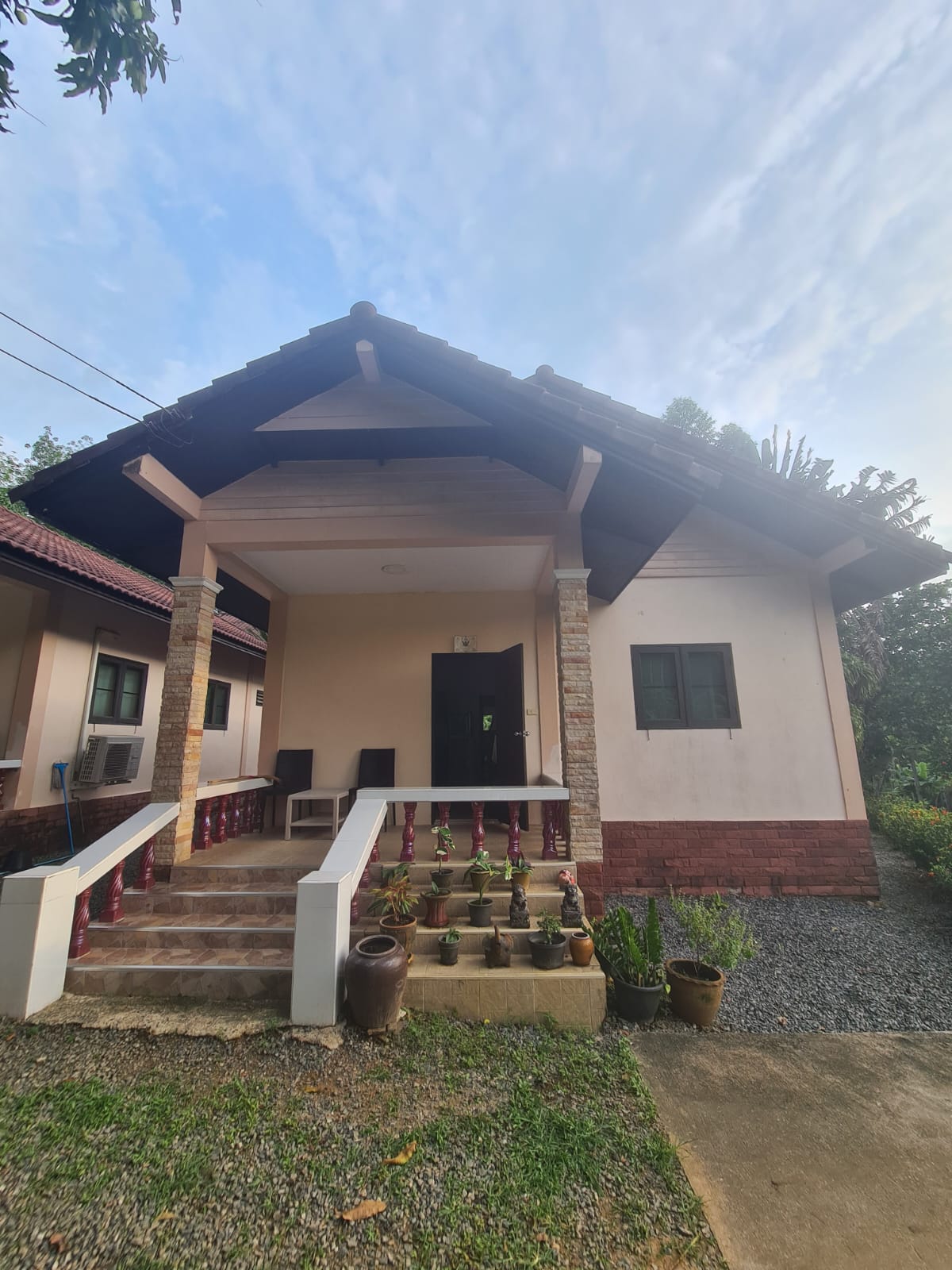 Fully furnished 1-bedroom and 2-bedroom hillside rental houses in KaiBae Beach, Koh Chang with balconies and private parking.